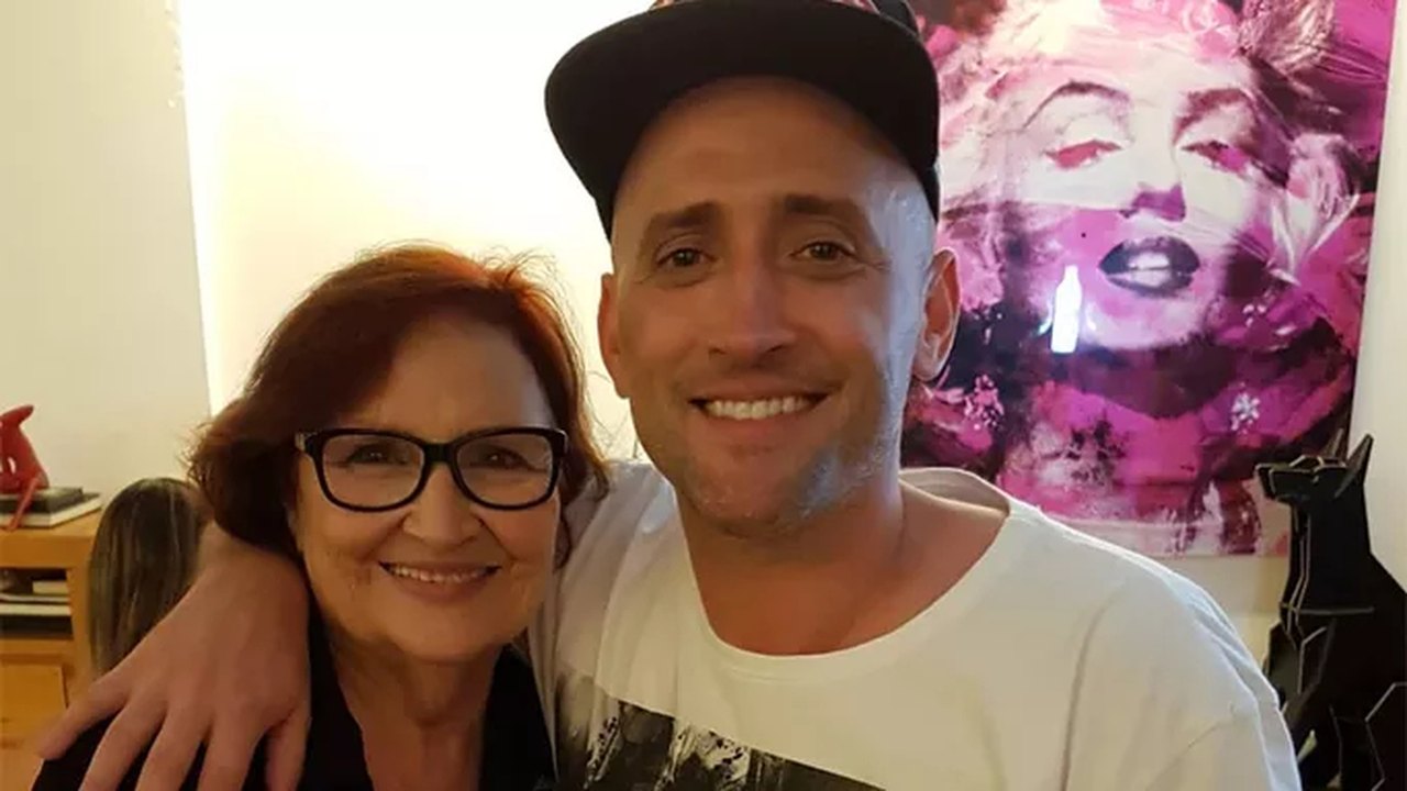 Mãe de Paulo Gustavo recebe homenagem dos netos