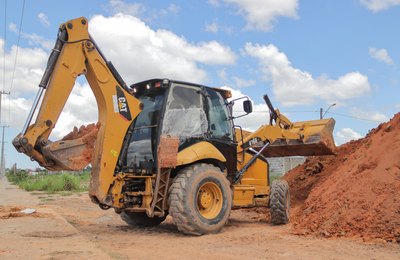 Infraestrutura trabalha na implantação de nova tubulação de drenagem no Conjunto Maceió 1
