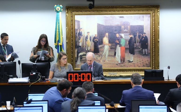 CCJ aprova admissibilidade de proposta que anistia partidos com irregularidades