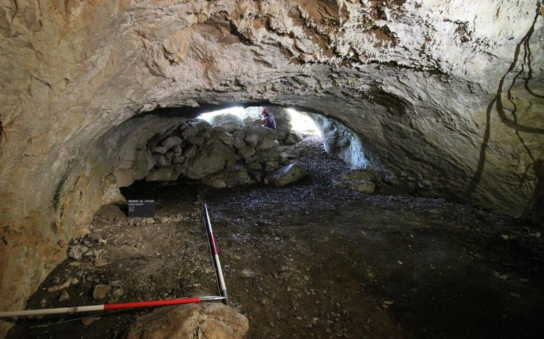Máscara teatral grega de 2.000 anos é encontrada em caverna misteriosa na Croácia