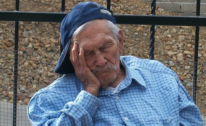 Estudo indica que a quantidade de horas de sono pode impactar significativamente nas funções cognitivas de idosos