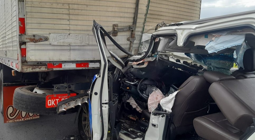 Motorista fica ferido após bater na traseira de caminhão em Campo do Brito