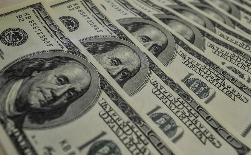 Dólar sobe a R$ 5,32 com aversão a risco e acumula alta de 2,11% na semana