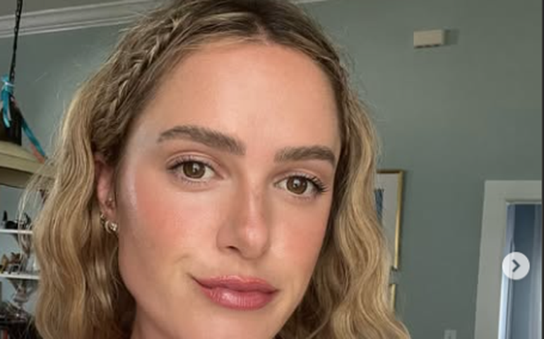 Amante de David Harbour se pronuncia após ser exposta em álbum de Lily Allen