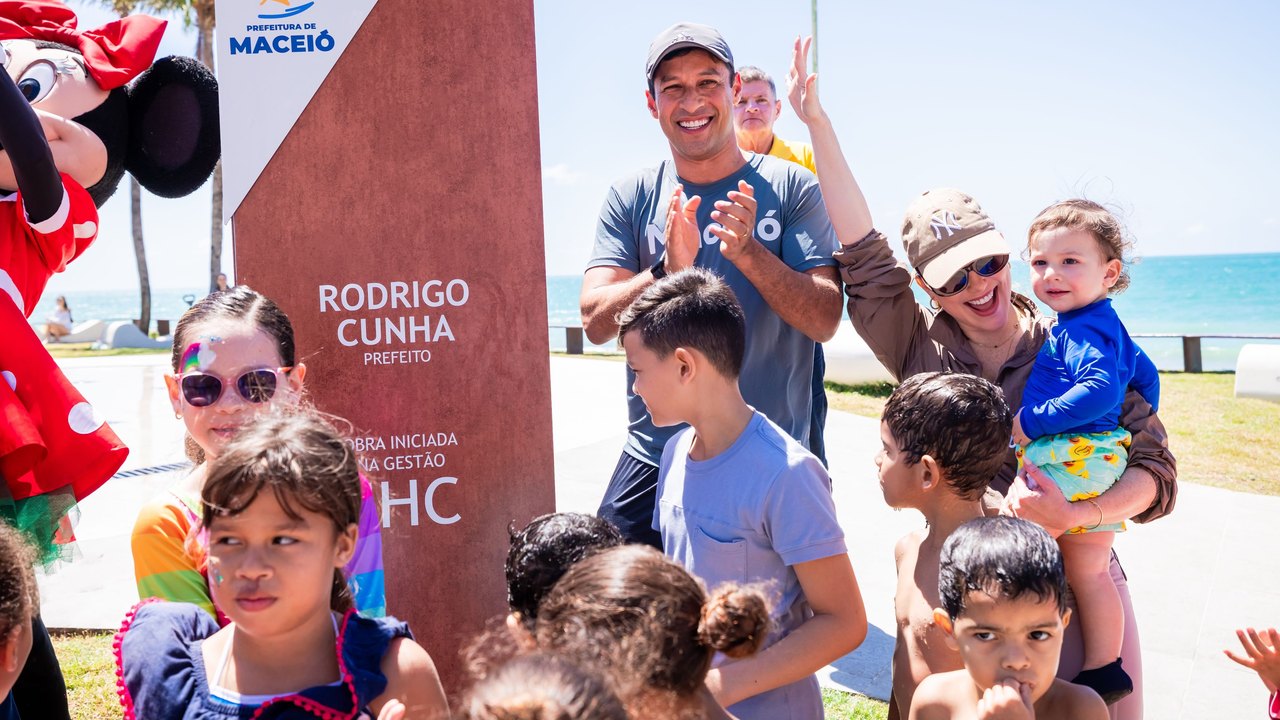Prefeito Rodrigo Cunha entrega novo espaço de lazer no Posto 7, na Jatiúca