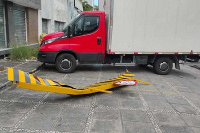 Mesmo com proibição de tráfego de caminhões, motorista destrói sinalização na Afrânio Lages