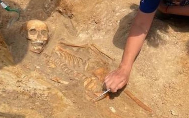 Criança vampira? Arqueólogos encontram restos mortais de suposta 'renascida', lenda que amedrontava Europa do século XVII