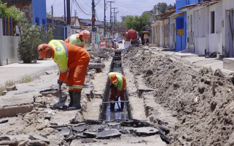 Desobstrução: redes de drenagem estavam com 150 toneladas de materiais descartados irregularmente