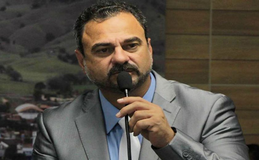 Movimento protesta contra ato em favor do prefeito Leopoldo Pedrosa, acusado de agredir ex-mulher