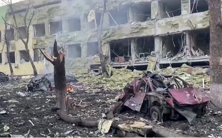 Várias pessoas ficam presas sob os escombros de hospital pediátrico bombardeado em Kiev, Ucrânia