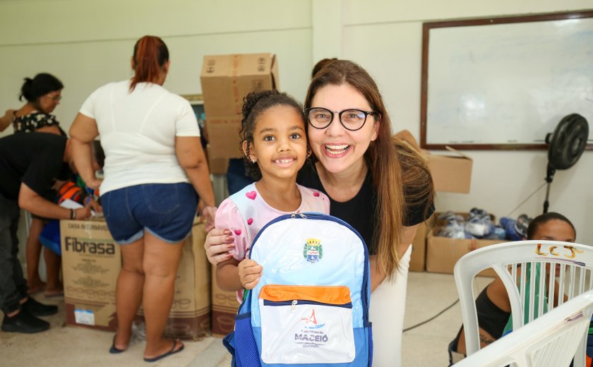 Maceió entrega kits de fardamento a estudantes do ensino fundamental