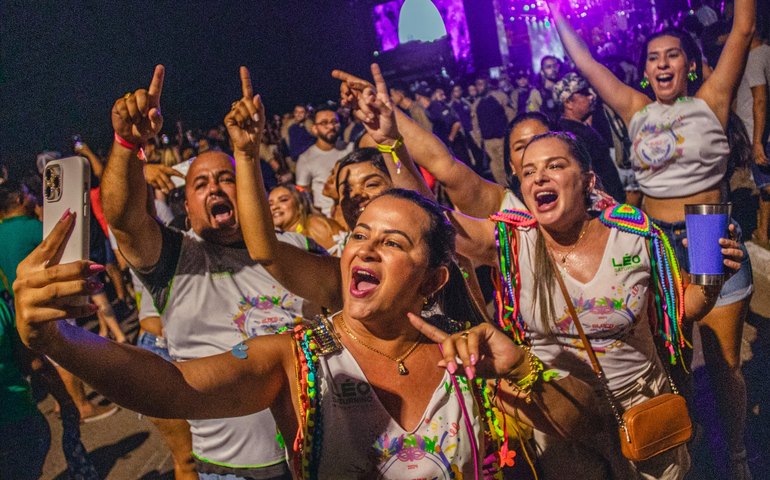 Arapiraca leva milhares de foliões ao Folia de Rua com show de segurança, alegria e Durval Lelys no Lago da Perucaba