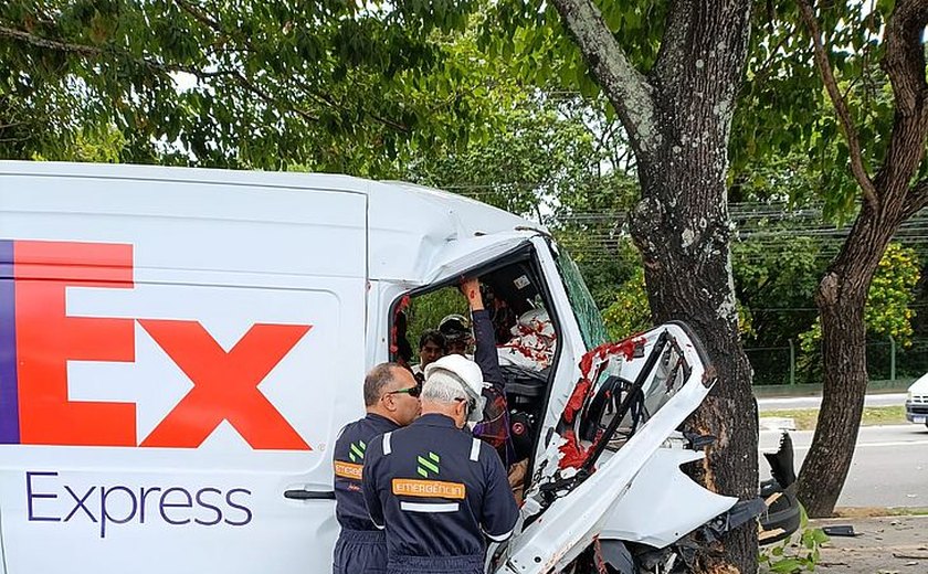 Van desgovernada colide em árvore e espalha caixas de tomate em Maceió