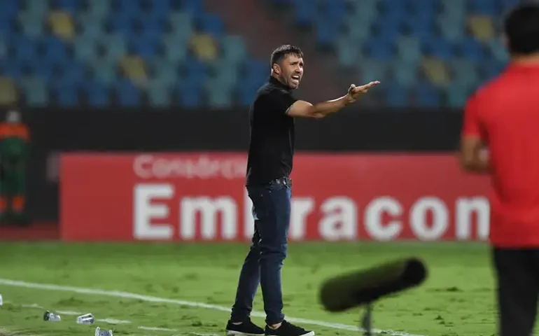 Coudet reprova vaias da torcida do Inter: 'Com esse clima, não será campeão nem com Guardiola'