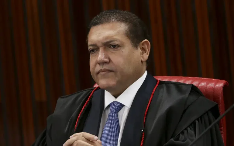 Nunes Marques pede parecer da AGU e PGR sobre suspensão do X