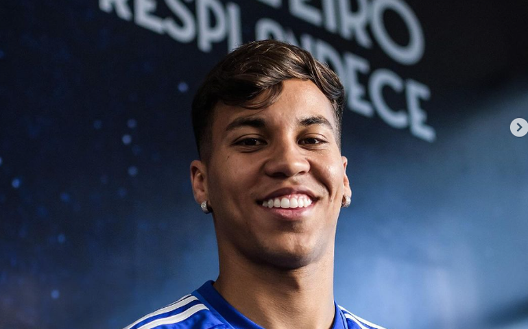 Kaio Jorge é apresentado no Cruzeiro, recebe a camisa 9, e vê pai se emocionar: 'Orgulho'
