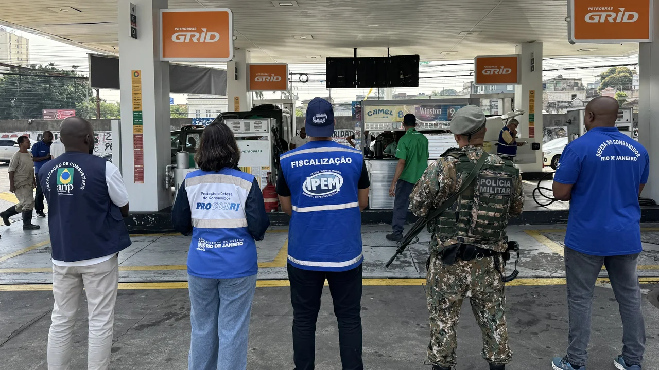 Procon-RJ autua 46% dos postos de combustíveis fiscalizados em 2026 sob cerco ao crime organizado
