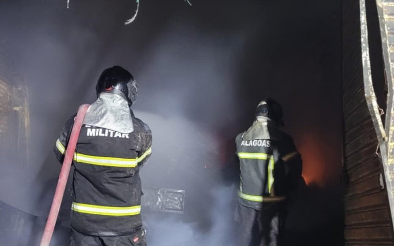 Corpo de Bombeiros controla incêndio em loja de eletrodomésticos em Arapiraca