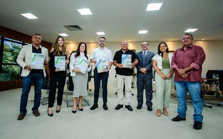 Governo de Alagoas entrega planos diretores de Barra de Santo Antônio e Milagres