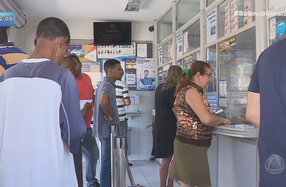 Apostadores lotam as lotéricas em busca da sorte na mega da virada