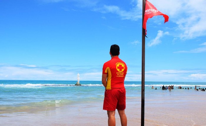 Bombeiro em atuação na Praia da Sereia, em Maceió