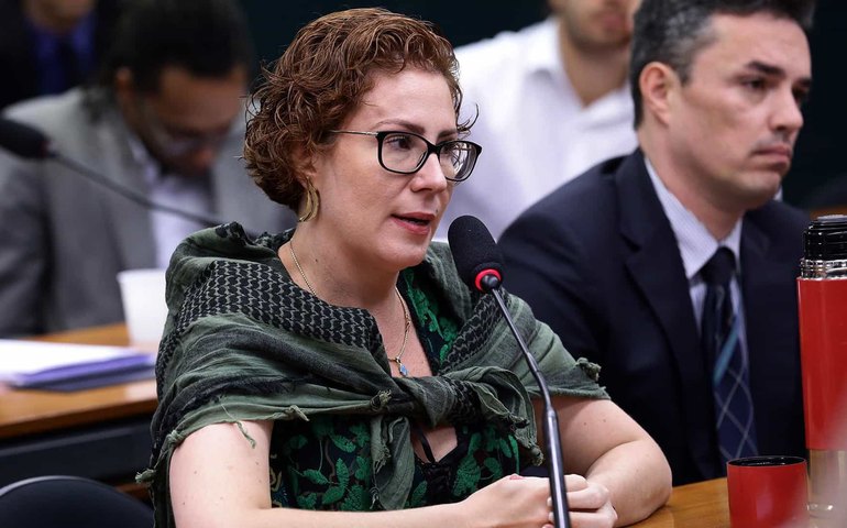 Zambelli se recusa a responder perguntas na PF e diz que está sendo perseguida