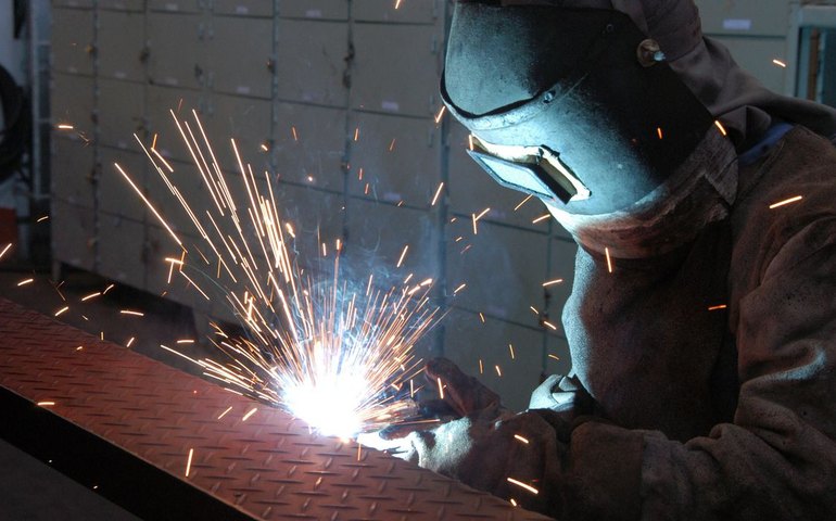 Indústria desacelera em setembro, diz CNI