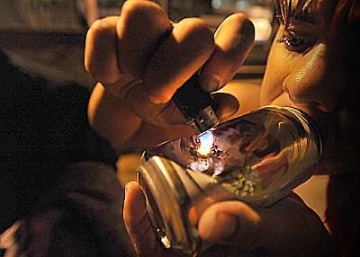 Na falta de cachimbo, usuários de crack fazem adaptações em latas para fumar a pedra