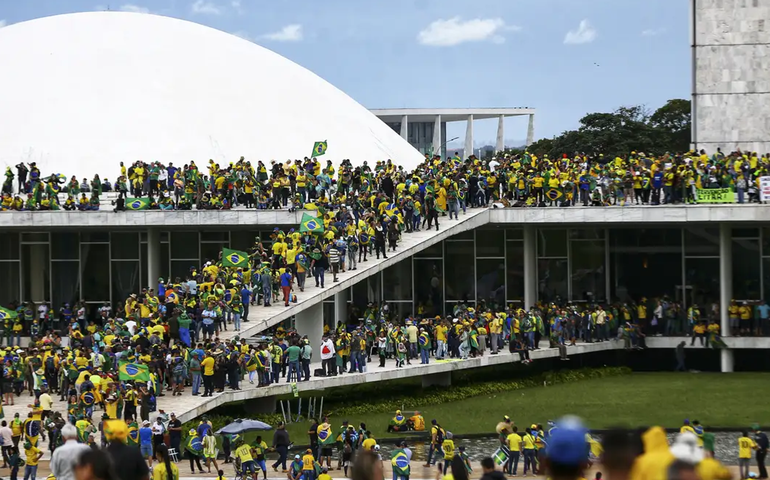 Oposição consegue 262 assinaturas para projeto da anistia tramitar em regime de urgência