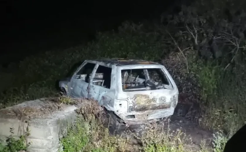 Corpos carbonizados são encontrados em carro incendiado na AL-101 Sul