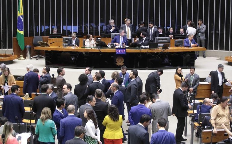 Congresso promulga PEC do pacote fiscal, com rejeição de uso do Fundeb para merenda escolar