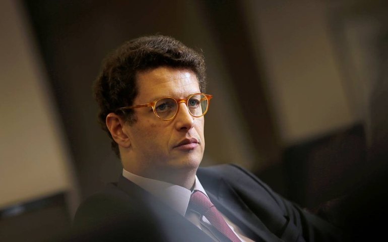 Relator vota para derrubar condenação de Salles por improbidade