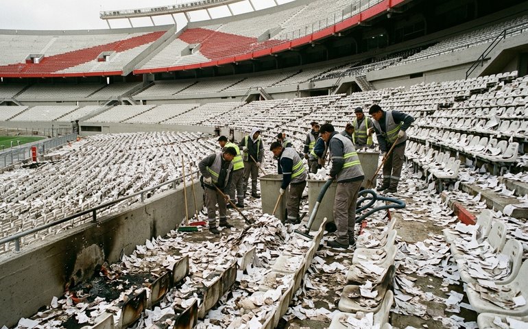 'Chuva' de papel picado é proibida em estádios de Buenos Aires após incêndio em River x Boca