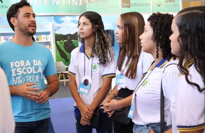 Estudantes de Santana do Mundaú visitam Bienal do Livro
