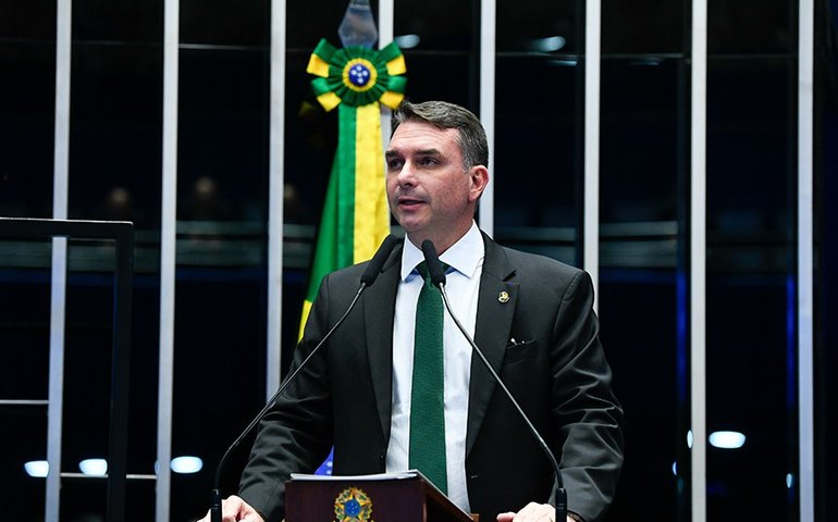 Flávio anuncia que Bolsonaro o escolheu como candidato a presidente da República em 2026