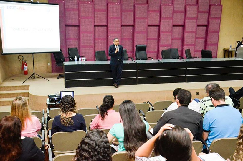 Alunos do Curso de Direito do Cesmac visitaram o Tribunal de Contas