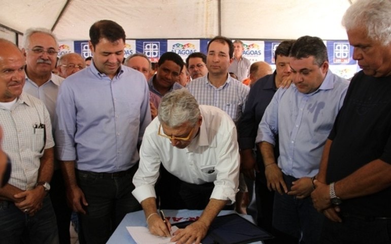 Teotonio Vilela inaugura estrada em Palmeira dos Índios