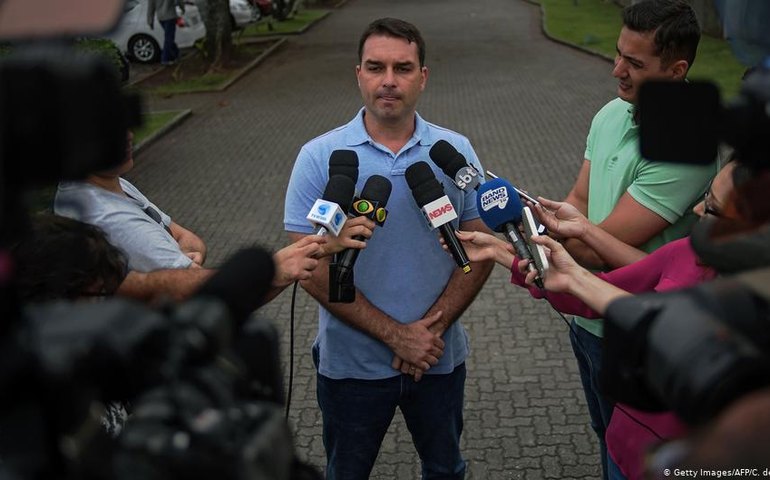 Cerco a Flávio Bolsonaro se intensifica