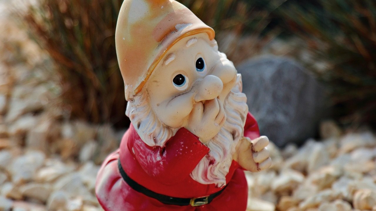 Polícia alerta para gnomos misteriosos em jardins no País de Gales