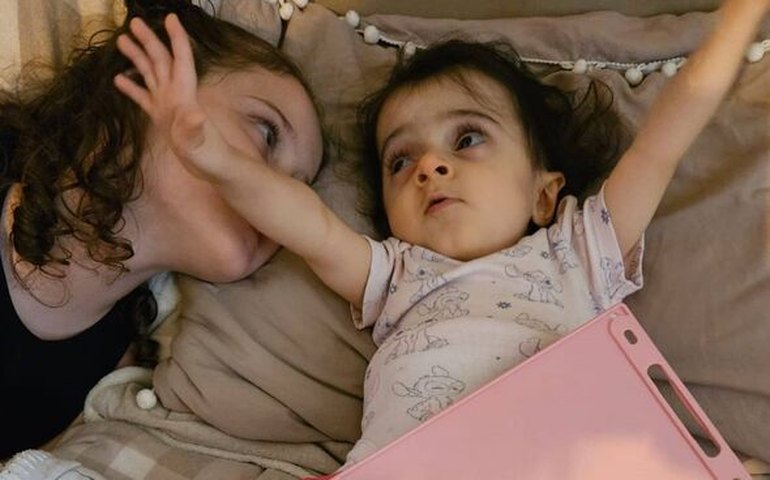 'Os ossos da minha filha são tão frágeis que não consigo abraçá-la'; entenda o caso