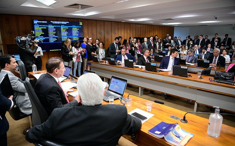 CAE retoma projeto que prevê igualdade salarial entre homem e mulher na quarta