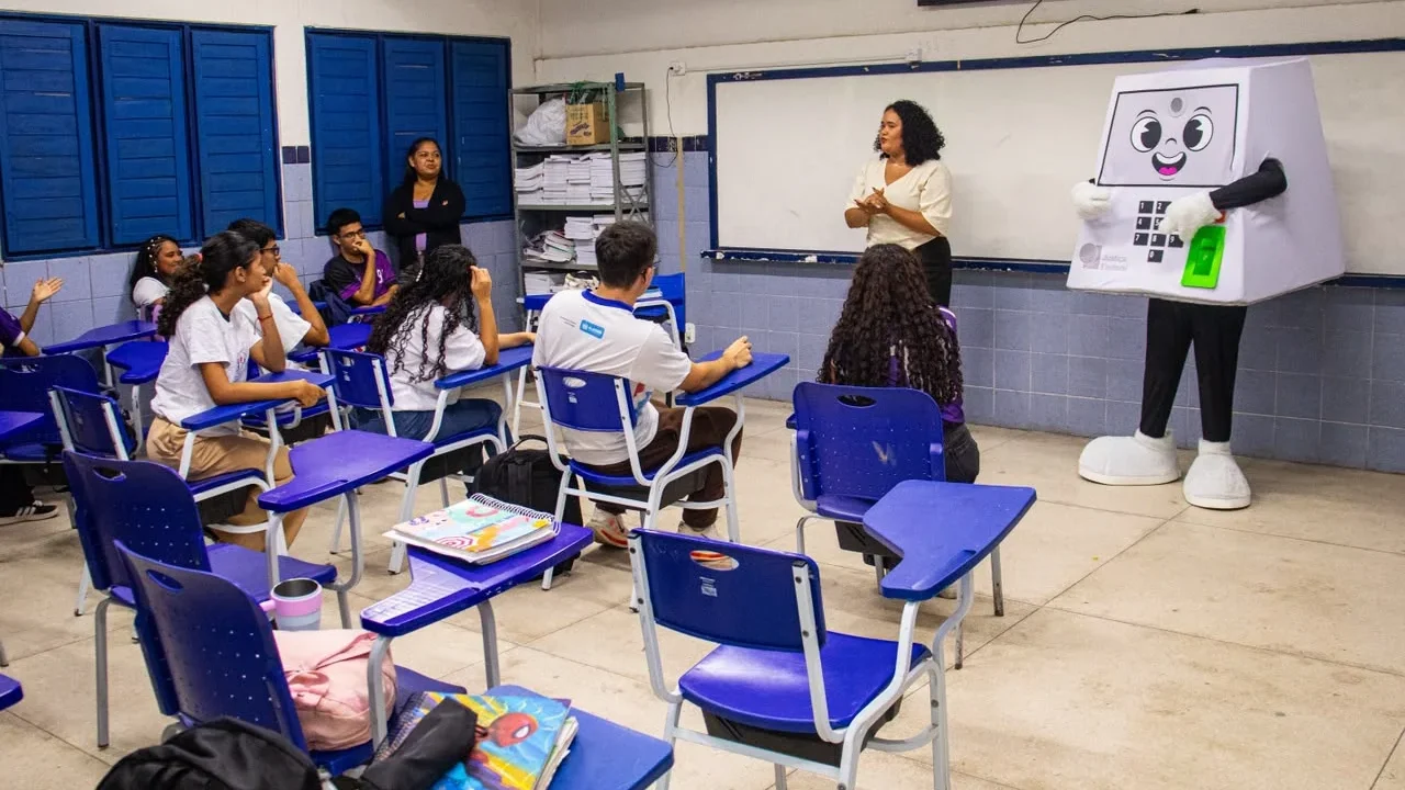 Rolê com a Pilili: mascote aproxima a  Justiça Eleitoral de estudantes em Maceió