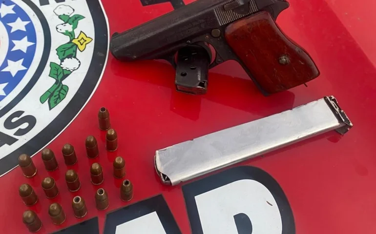 PM apreende drogas em Arapiraca e prende homem armado em Maceió