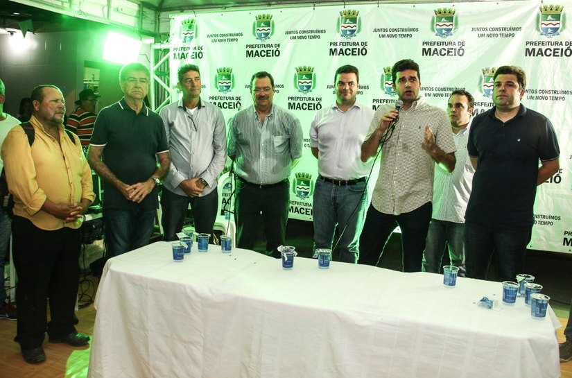 Rui Palmeira entrega ruas pavimentadas no Ouro Preto