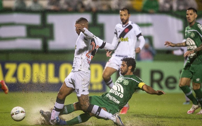 Vasco só empata com Chapecoense com casa cheia e festa em São Januário na Série B