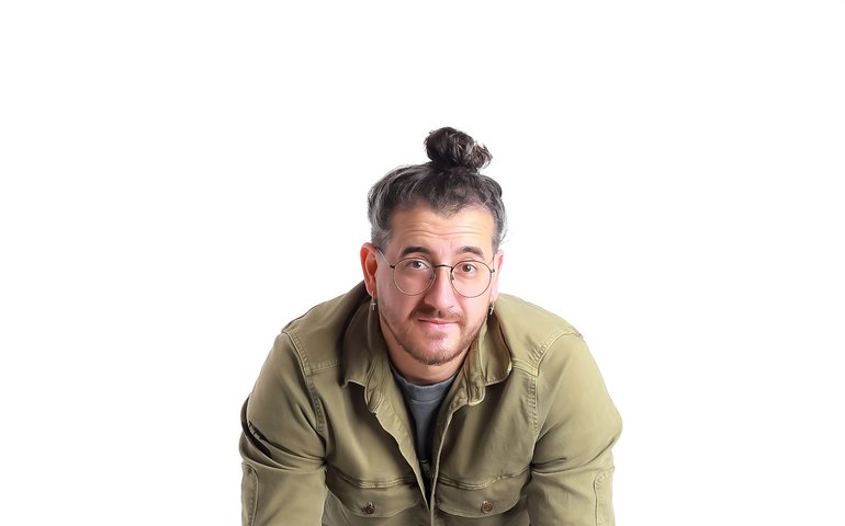 Um ícone da comédia brasileira retorna a Maceió, Afonso Padilha sobe ao palco do Teatro Gustavo Leite com seu stand-up “E agora?”.
