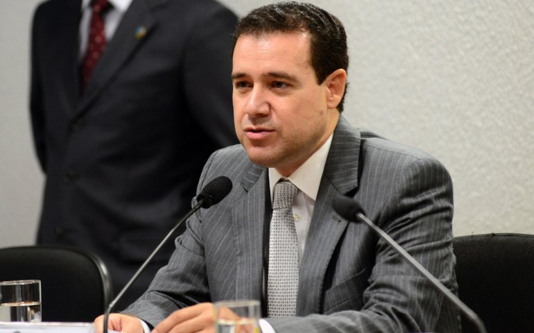 Ministro do STJ aparece de cueca em sessão virtual da corte