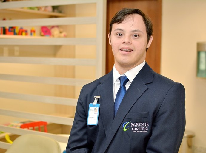 Jovem do Curso de Atendimento ao Público para Pessoas com Síndrome de Down é inserido no mercado