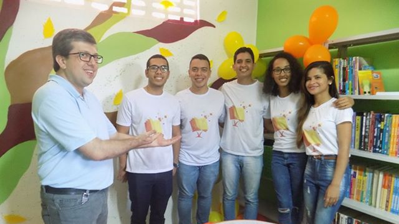 Prefeito Cacau visita agricultores do “Merenda da Terra” e entrega grade aradora