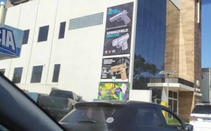 Muro de igreja exibe propaganda ilegal de armas e de Bolsonaro